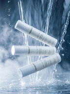 Quatre flacons cylindriques blancs de soins étiquetés « THECURE » flottent dans les airs sur un arrière-plan spectaculaire d’éclaboussures d’eau.