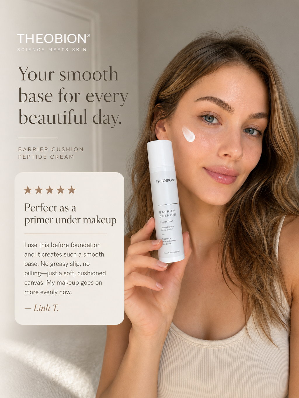 Une femme tient un flacon blanc de crème peptidique THEOBION Barrier Cushion tout en appliquant une petite touche de crème blanche sur sa joue. L’image présente un arrière-plan beige épuré, un texte promotionnel à gauche et une carte d’avis client.