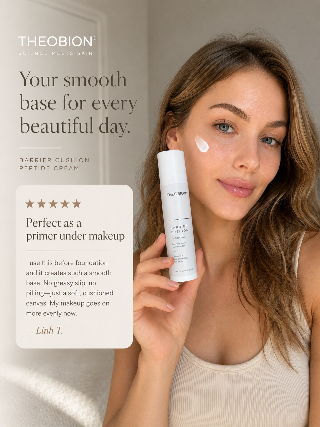 Une femme tient un flacon blanc de crème peptidique THEOBION Barrier Cushion tout en appliquant une petite touche de crème blanche sur sa joue. L’image présente un arrière-plan beige épuré, un texte promotionnel à gauche et une carte d’avis client.
